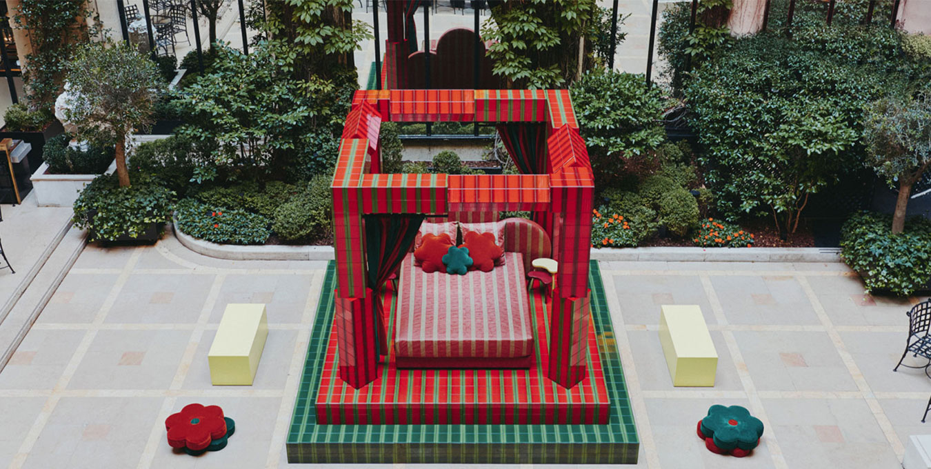 NOTRE ÉVÈNEMENT Day Bed à l’Hôtel Plaza Athénée Jusqu'au 11 novembre 2025, l’Hôtel Plaza Athénée transforme sa Cour Jardin en écrin artistique. Le studio Uchronia, mené par Julien Sebban, y dévoile Day Bed, une installation spectaculaire.